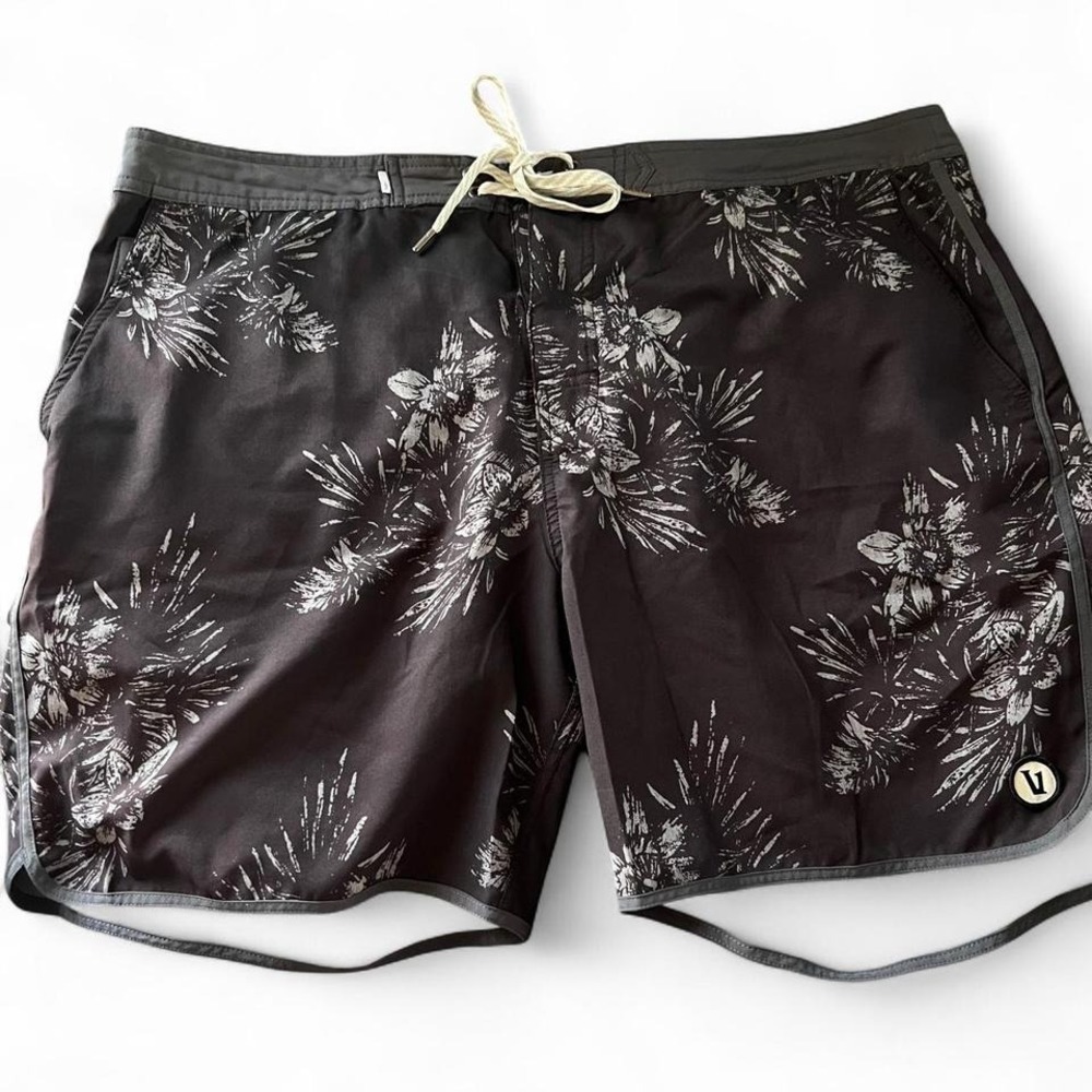 Vuori Black & Grey Floral Men's Swim Trunks in Size 38 Beach Summer Vacation